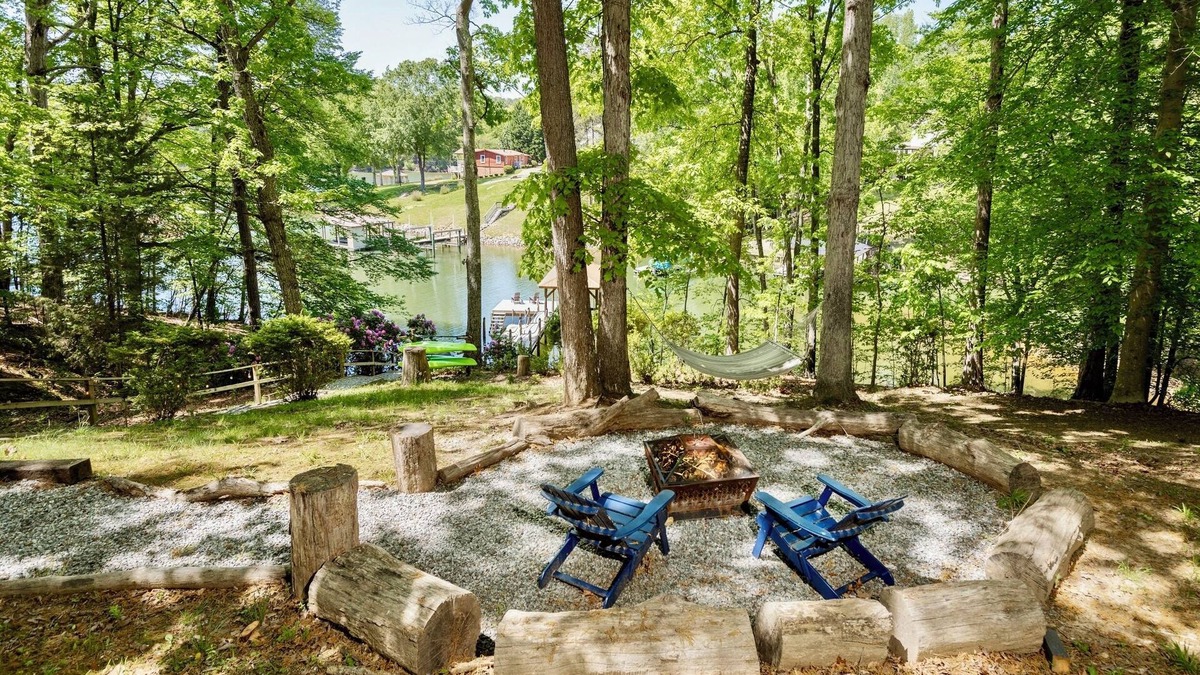 Troutman Cottage | Relaxing Lakefront Cottage on LKN - Sleeps 8, kayaks, dock, fire-pit, and more!