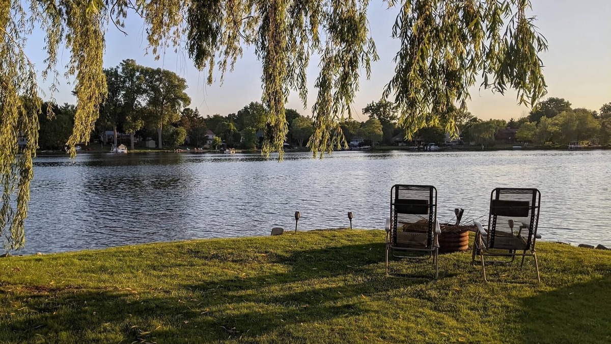 Oxford House | Relaxing Lakefront Cottage with Beautiful Views- 6 Kayaks + KING SIZE BED!
