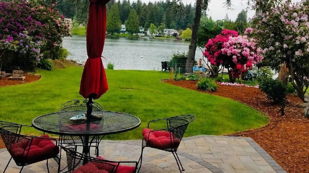 Federal Way House | Relaxing Lakefront Suite