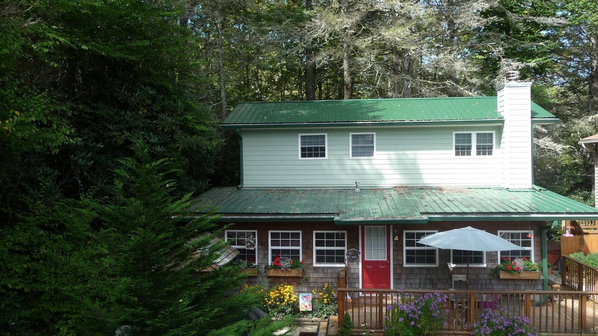 Highlands Cottage | RELAXING MOUNTAIN GET-A-WAY IN HIGHLANDS, NC. GOOD FOR ALL SEASONS!