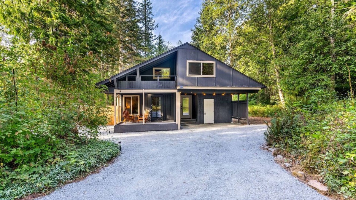 Ashford Cabin | Relaxing, Private Cabin w/Hot Tub & Generator near Mt Rainier!