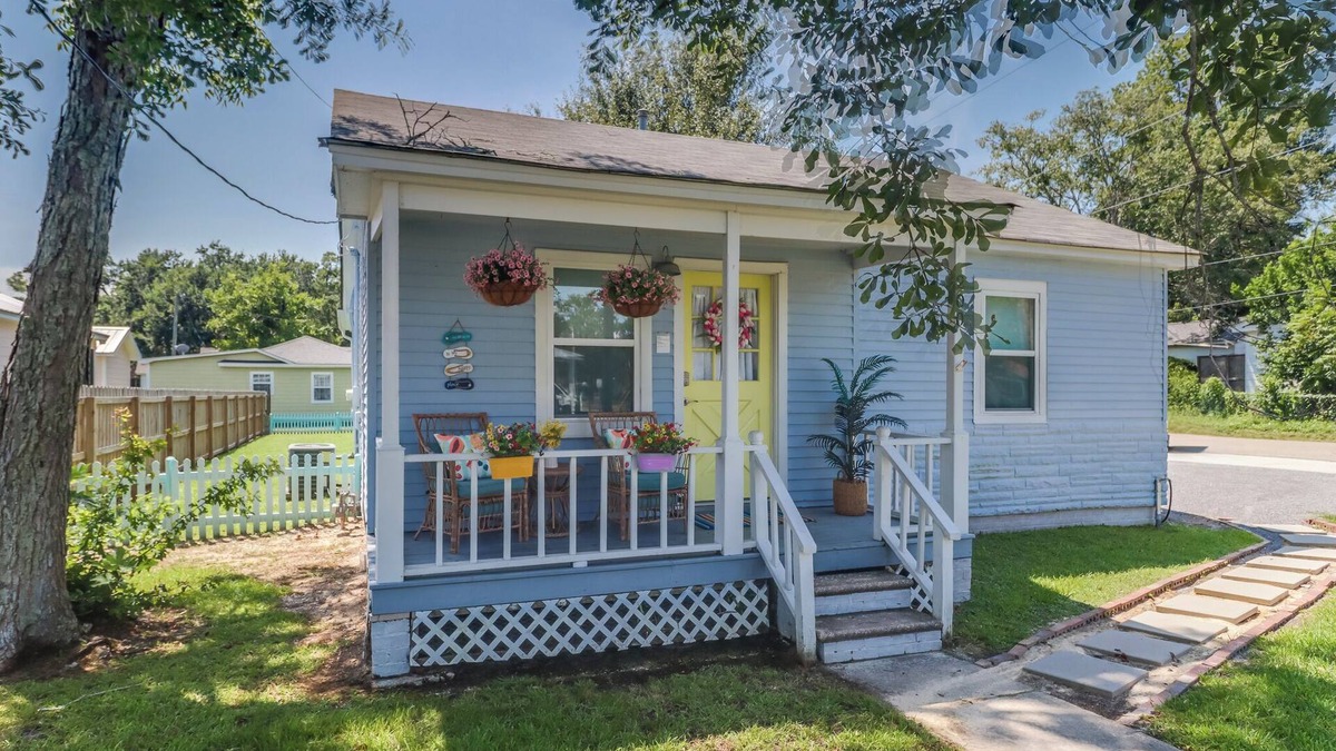 Long Beach House | RELAXING & QUAINT! Walk to Beach, Fenced in Yard, Updated, Clean, Pet Friendly