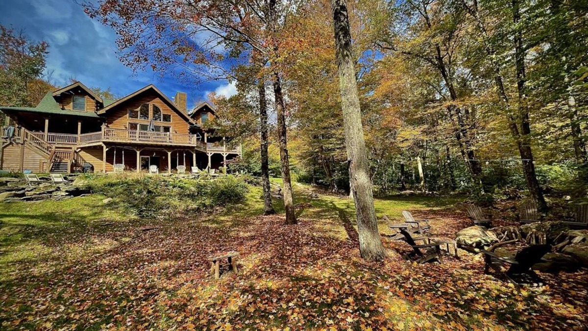 Livingston Manor Ski Chalet | Relaxing retreat - Lake - HotTub - Firepit - Gameroom - Pet Friendly - sleeps 10