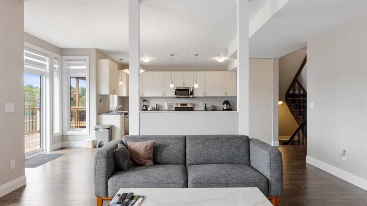 Colborne Apartment | Relaxing Retreat: Office, Patio, Nature & Netflix