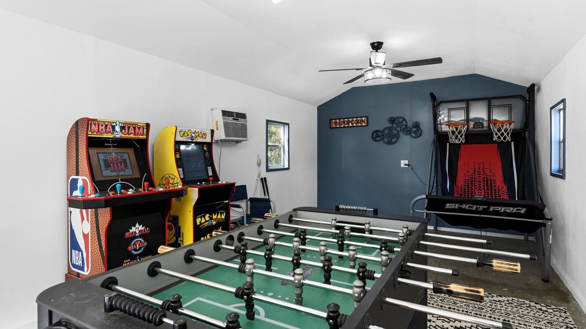 Dundee House | Relaxing Retreat with Game Room + Massage Chair+ Fire Pit + Wood Fire Pizza Oven
