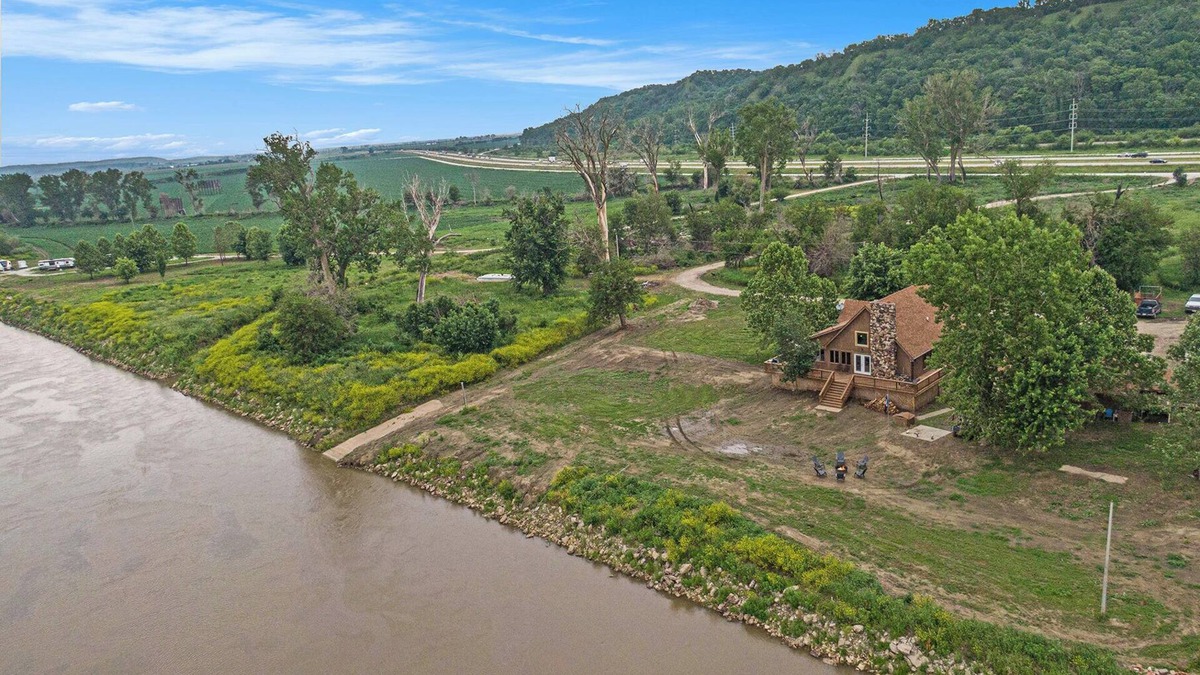 Pottawattamie County Cabin | Relaxing River Cabin just across from Downtown Omaha!