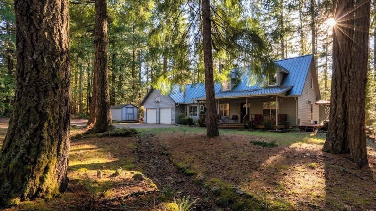 Zigzag House | Relaxing River Lodge Hot Tub Family Friendly