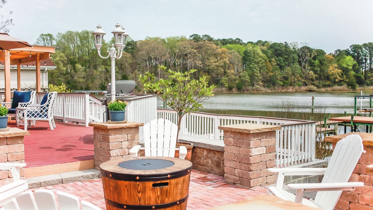 Hampton House | Relaxing Riverfront Getaway in Philips Lake