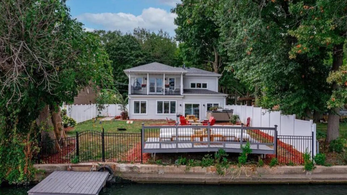 Loves Park House | Relaxing Riverside Stay w HotTub