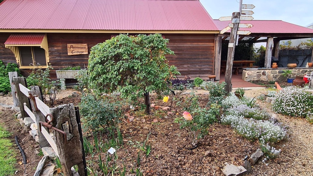 Normanville Cottage | Relaxing romantic cottage getaway with a 5 minute walk to beach and cafes