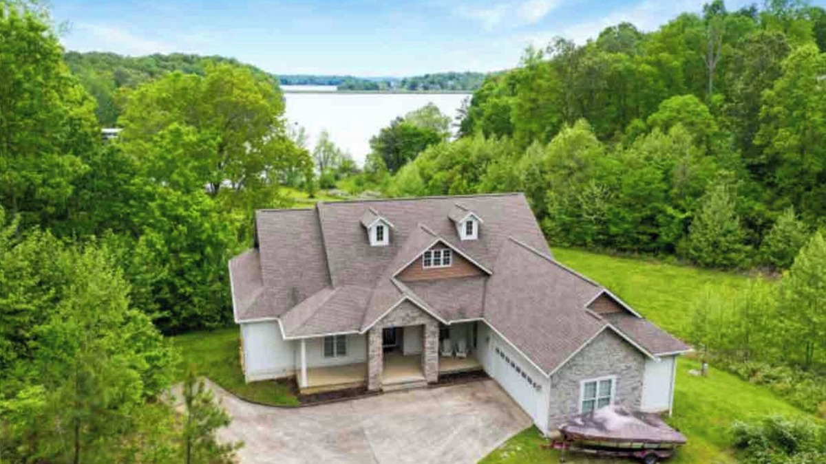 Eddyville House | Relaxing & spacious waterfront home on Barkley Lake with 5 Bedrooms and 4 Baths