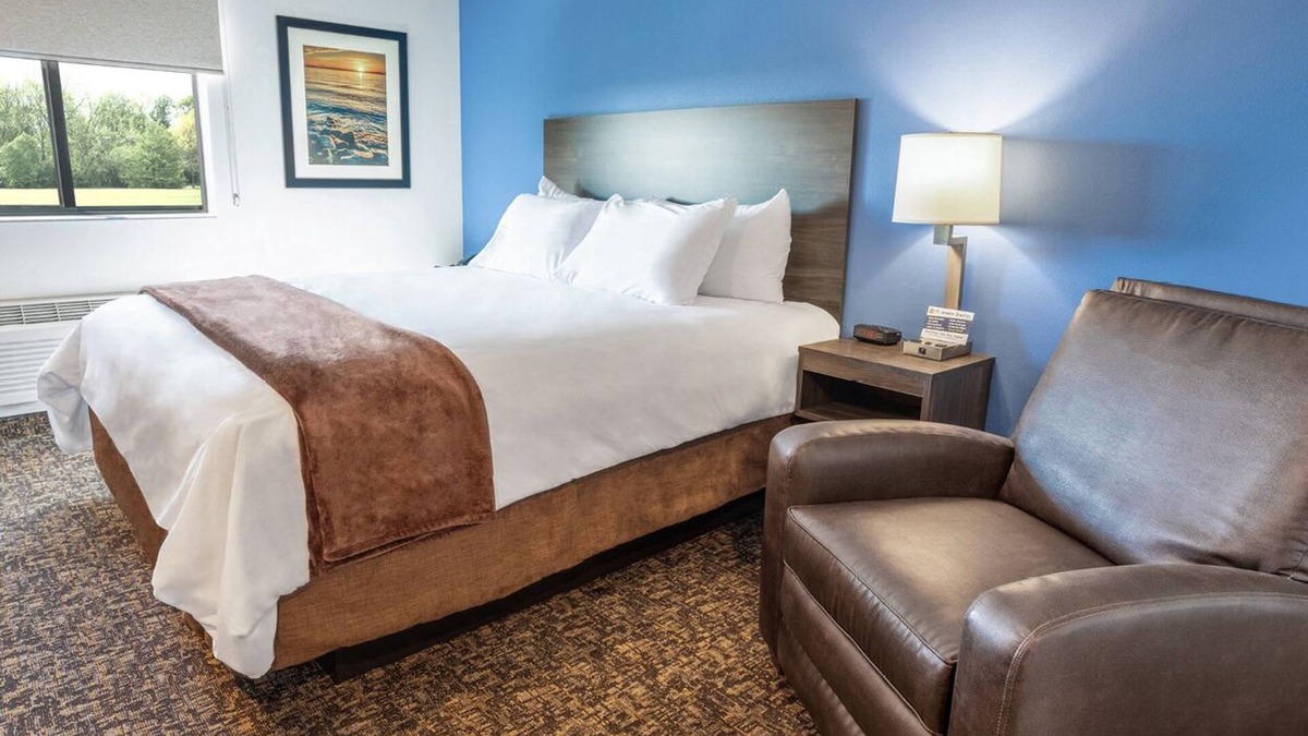 Tucson Hotel | Relaxing Stay | 1 Queen Bed & Recliner Near Parks