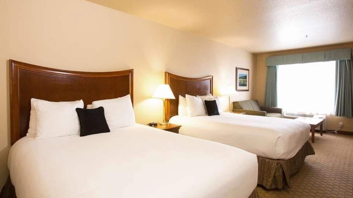 McMinnville Hotel | Relaxing Stay at Red Lion McMinnville! On-site Pool and Pet-Friendly Property!