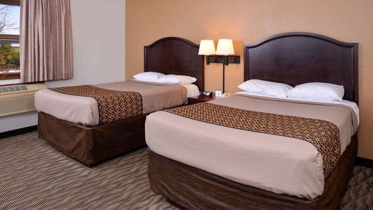 Atlantic Hotel | Relaxing Stay w/Complimentary Breakfast & Pet-Friendly Rooms Near Highway 6