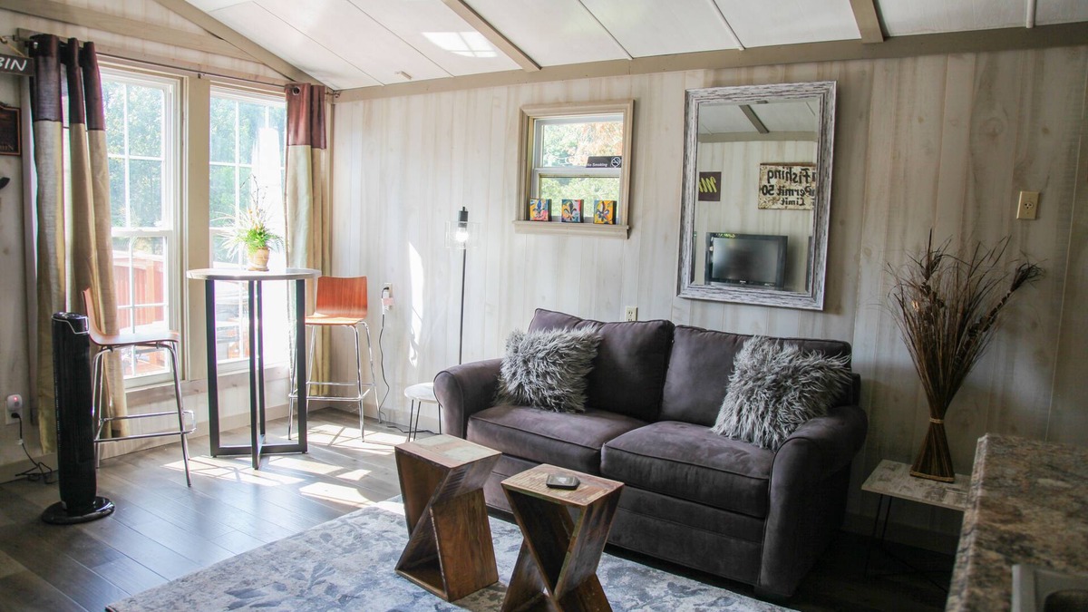 Dickson Cabin | Relaxing, tiny cabin in the woods over a beautiful lake