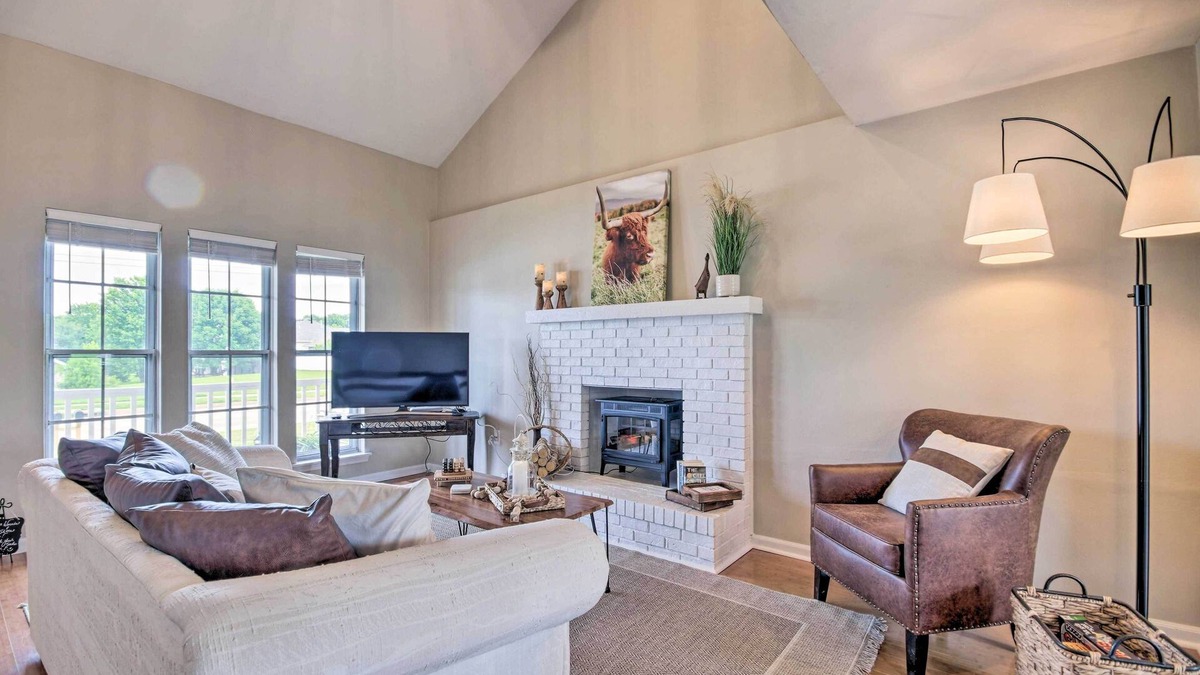 Columbia House | Relaxing Townhome, 4 Mi to Mizzou University!