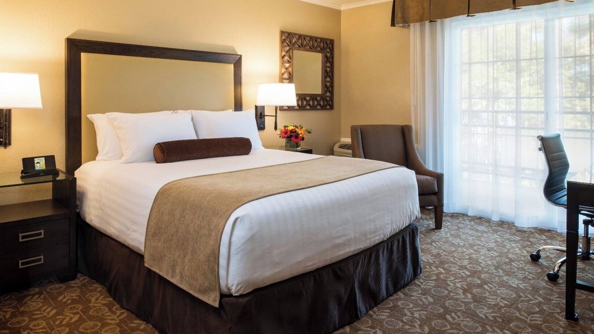 Barron Park Hotel | Relaxing Unit with Heated Pool, Free Breakfast & Parking Near Stanford