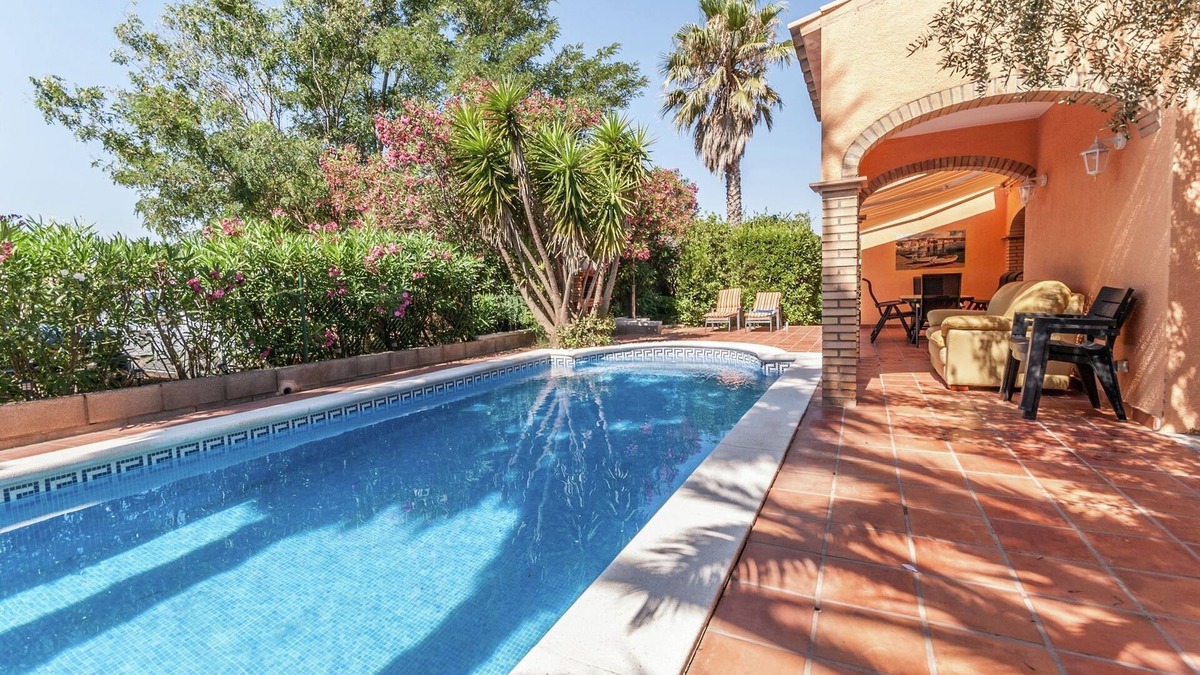 Sant Pere Pescador House | Relaxing Villa Steps from Beach