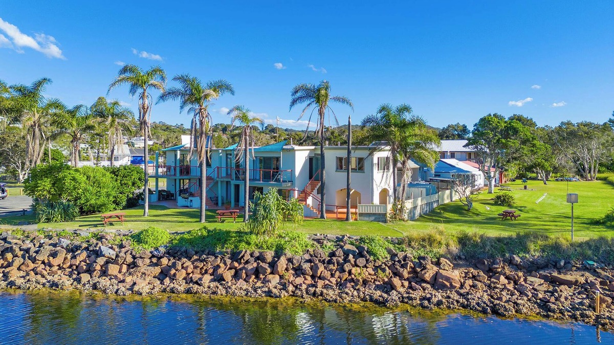 Crescent Head Apartment | RELAXING WATER FRONTAGE APARTMENT