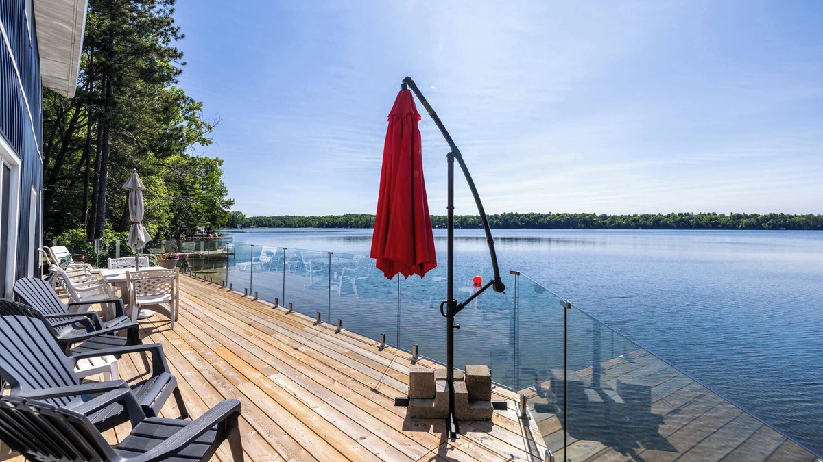 Central Frontenac House | Relaxing waterfront family retreat
