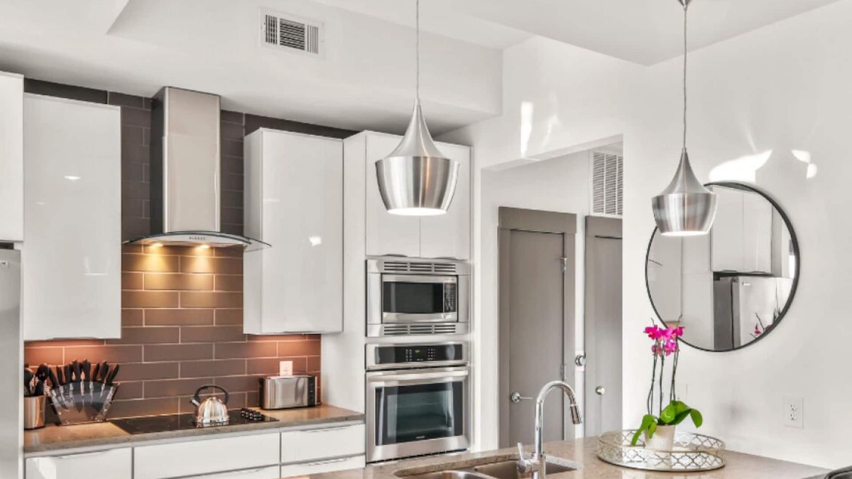 Second Ward Condo | Reluxme | City Center High-Rise King 2BR + Skyline