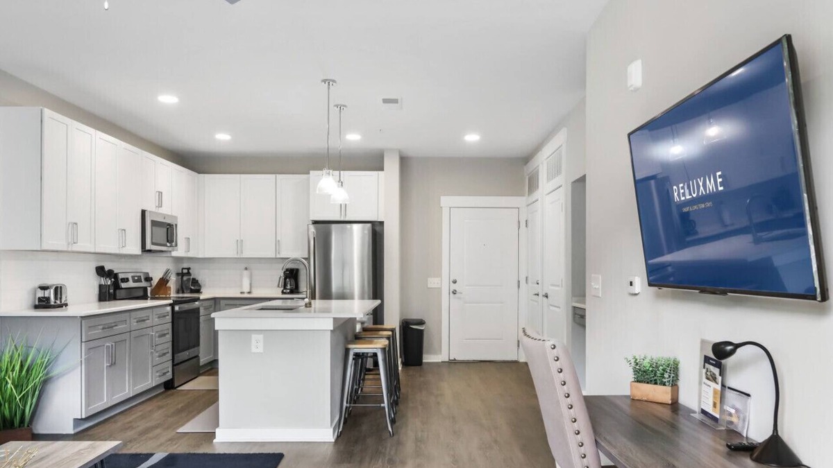 Paw Creek Apartment | Reluxme | Elegant 1BR Near Airport & Dining