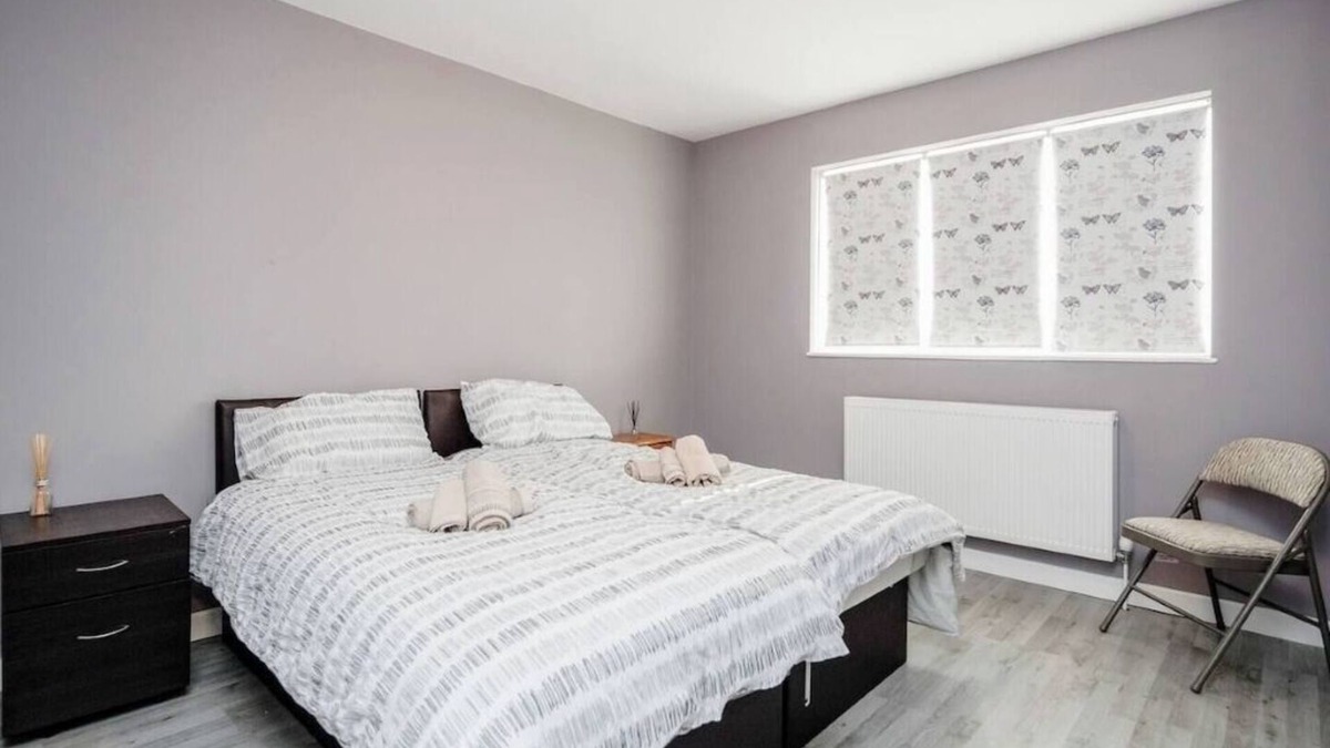 Basildon House | Remaj Accommodation, 4 Bedrooms, 6 Beds , sleeps 7 & free residential parking
