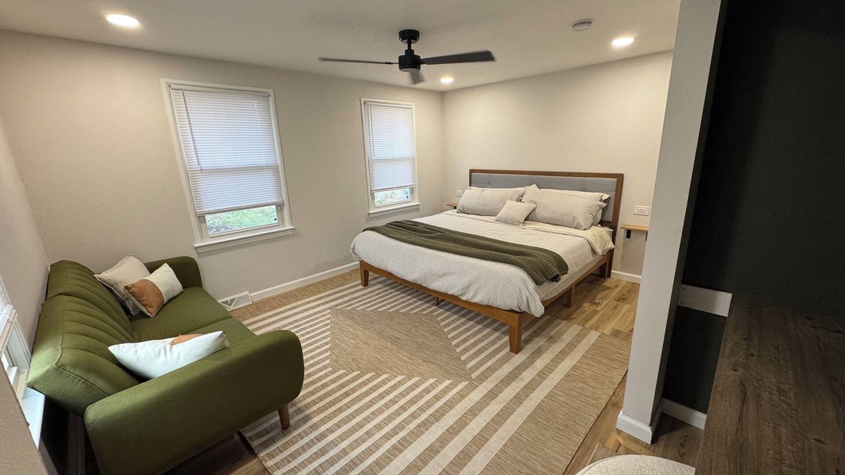 Michigan City House | Remarkable Deal – FeNCeD YARD- Cozy Stay