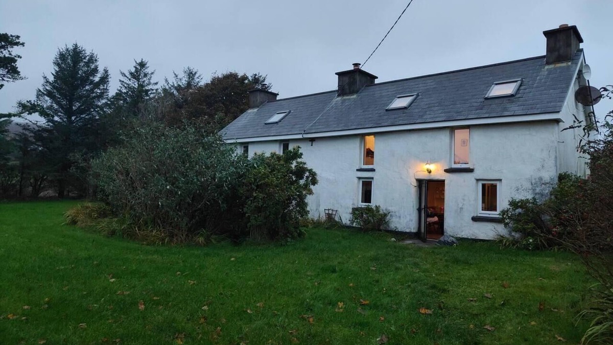Ardnatrush Cottage | Remarkable remote 3-Bed Cottage in Ahakista durrus