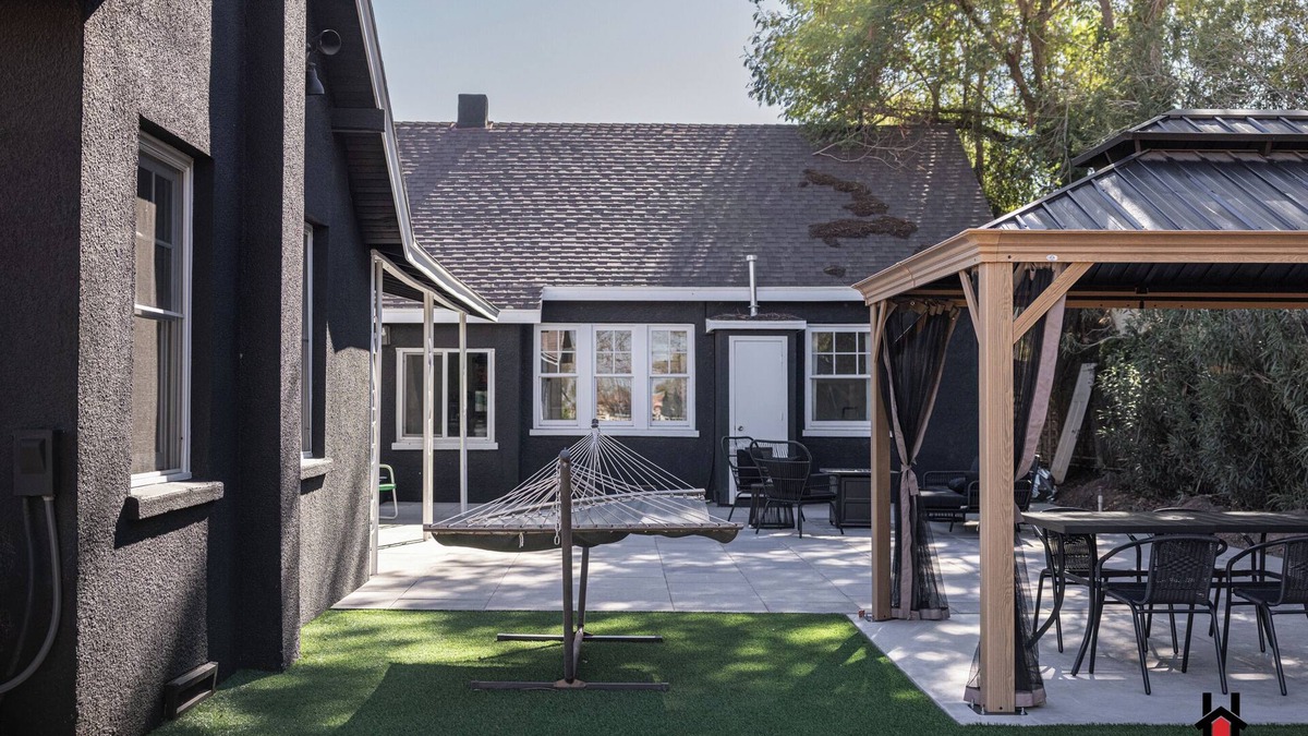 West Second Street Historic District House | Remodeled 1920s Bungalow & Retro Casita