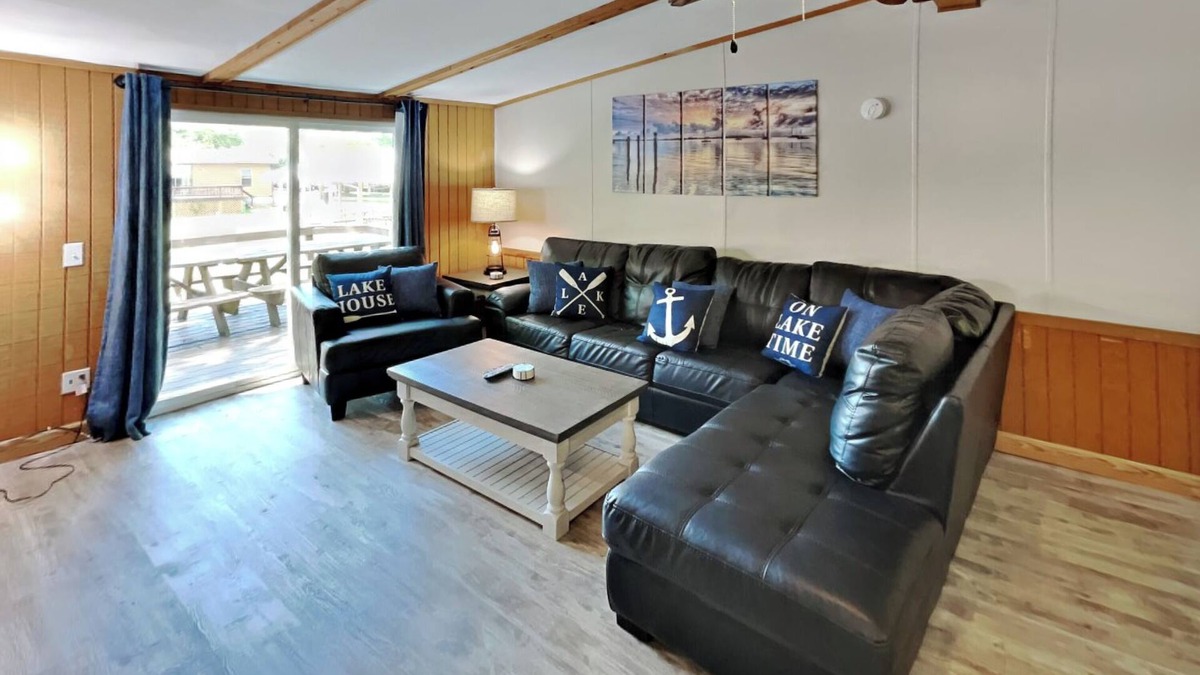 Put-in-Bay House | Remodeled 3 BR 2 BA Island Club Home by the Pool w/Parking -Sleeps 10 - IC65