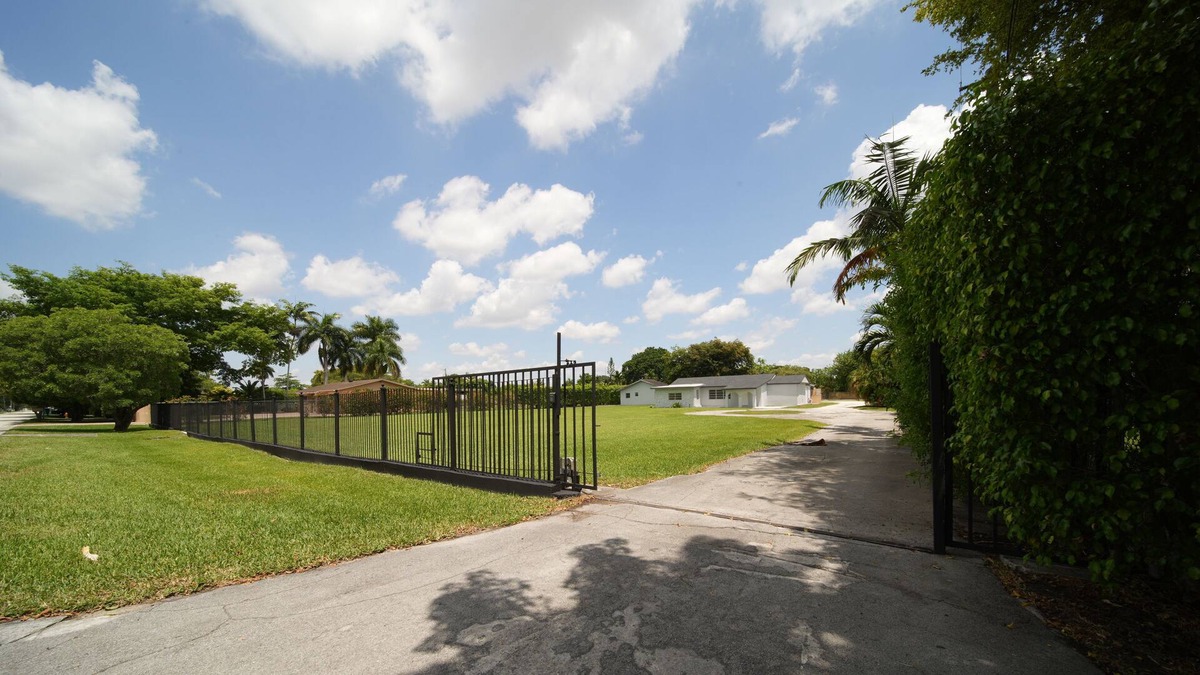 Horse Country House | Remodeled 4 large bedrooms & 3 full bath gated house on a 1.1 acre land in Miami