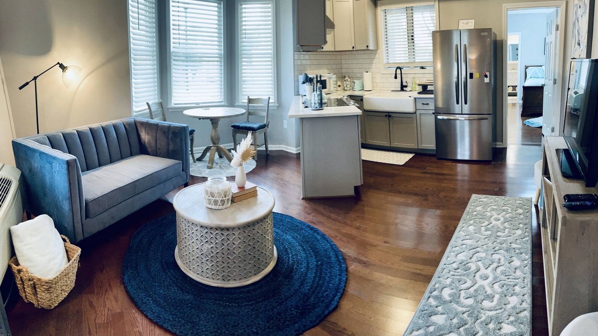 Manassas Apartment | Remodeled apt in the heart of old town Manassas. Near pubs/restaurants/shops/VRE