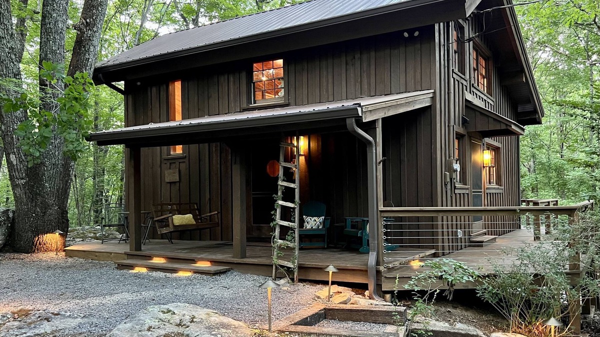 Fort Payne House | Remodeled Authentic Cabin Near DeSoto Park