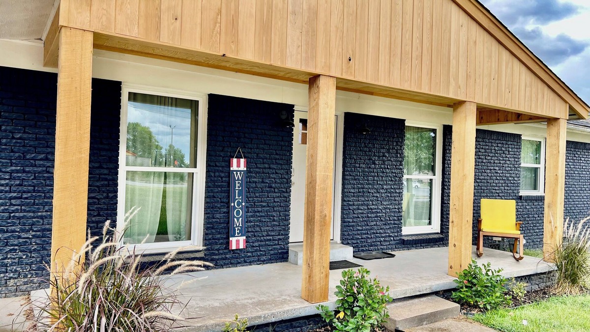 Benton House | Remodeled Benton home-sleeps 7/Coffee bar/WI-FI & Netflix/easy access to freeway
