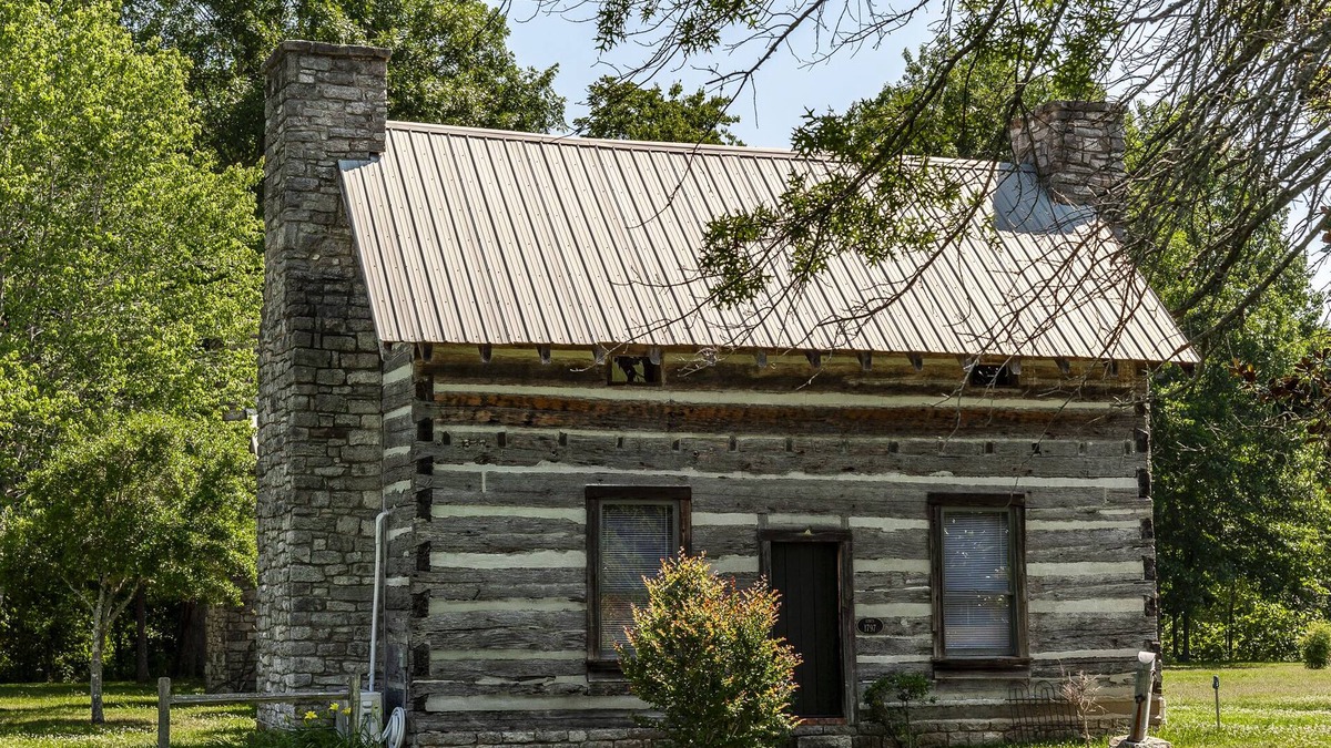 Hendersonville Cabin | Remodeled Cabin, with creek, super close to Nashville