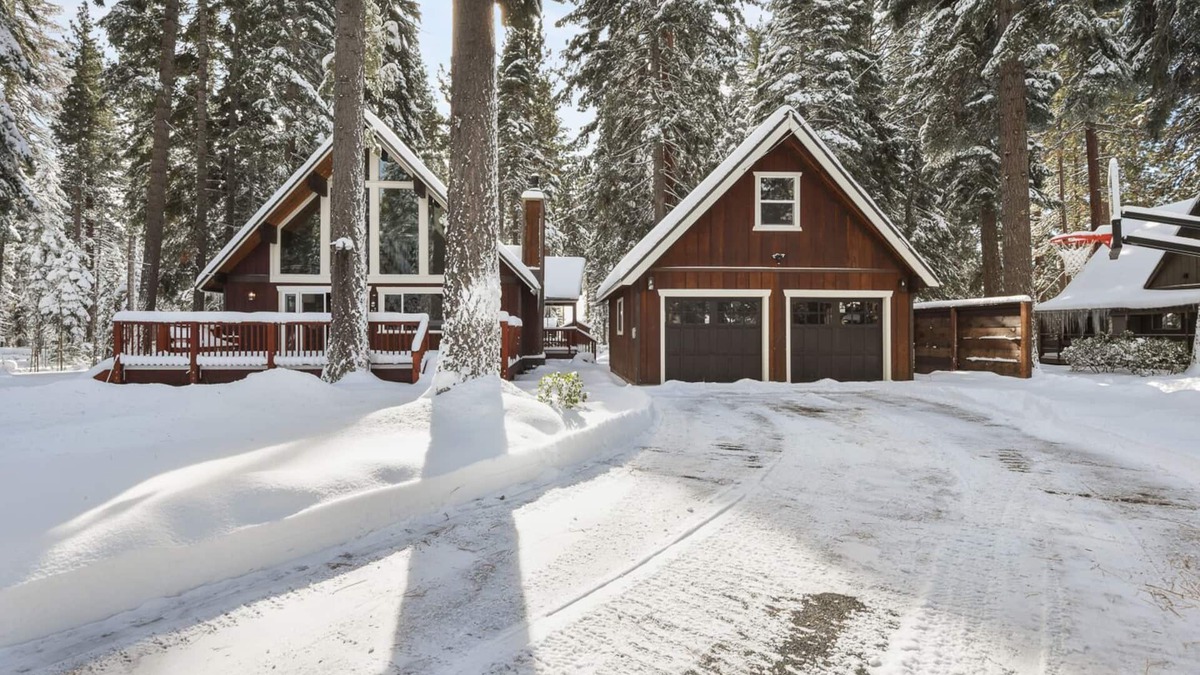 Carnelian Bay Ski Chalet | Remodeled Cabin - Walk to Beach, Hot Tub
