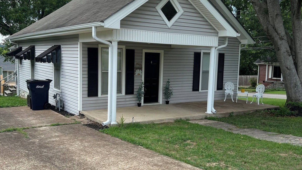Batesville House | Remodeled cozy cottage in historic Batesvillennsleeps 4 - 2 bedrooms 2 bathrooms