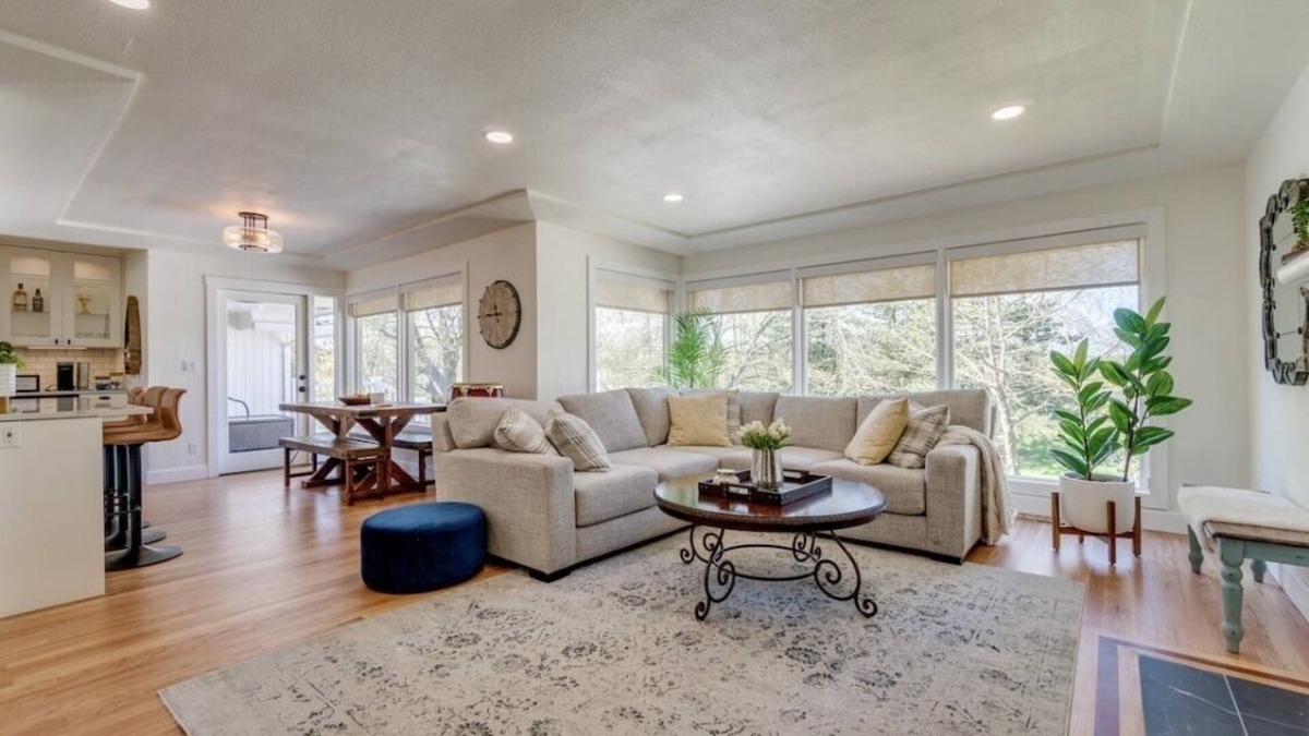 Saint Paul Other | Remodeled cozy farmhouse on a 100 acre hazelnut orchard!