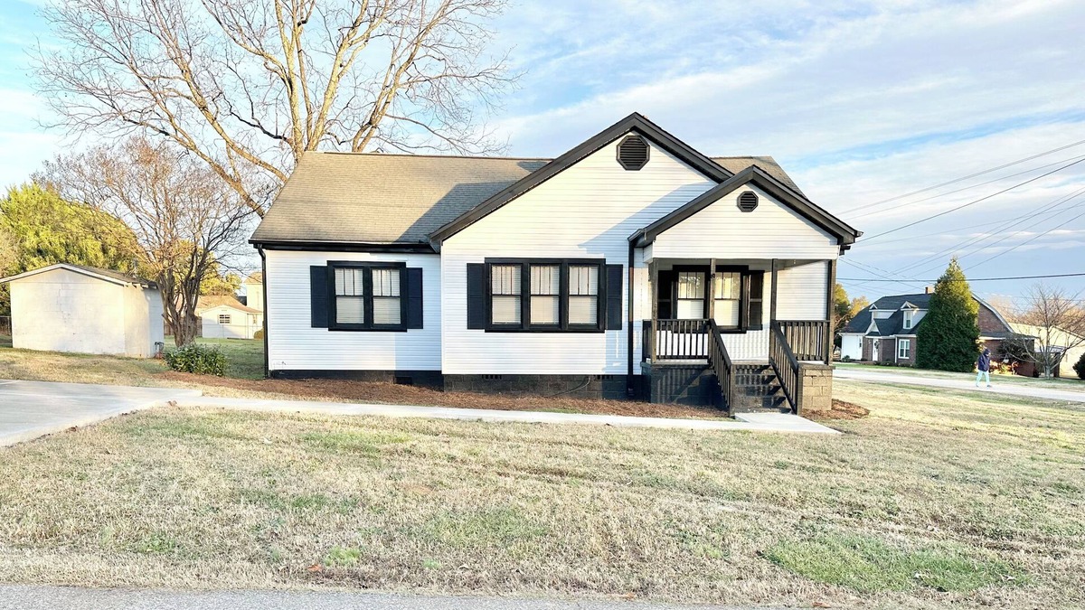 Reidville House | Remodeled home in historic Reidville town! Less than a mile-Tyger River Park.