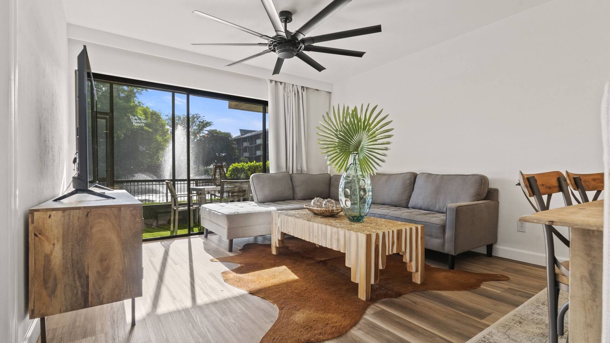 Park Shore Condo | REMODELED LESS THAN 5 MINTUES FROM THE BEACH!
