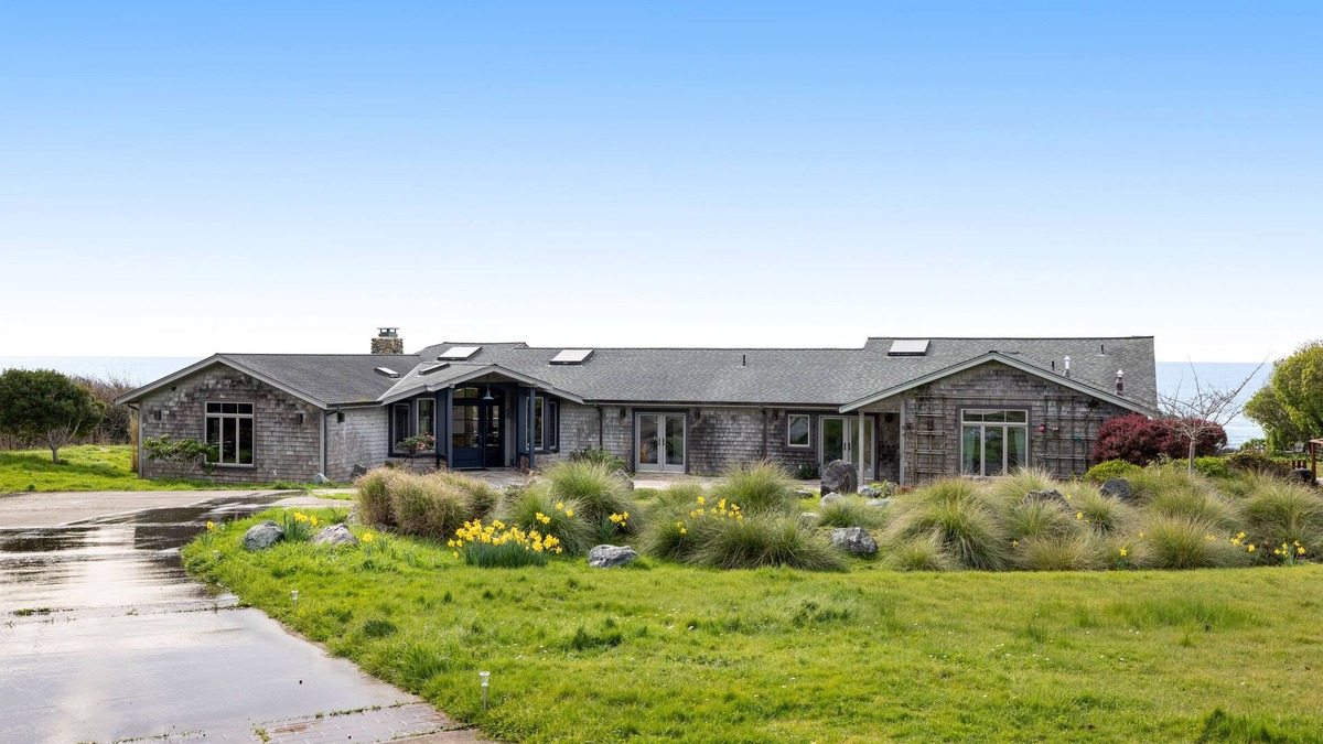 Mendocino House | Remodeled oceanfront estate with ocean views, fireplace, kitchen & kitchenette