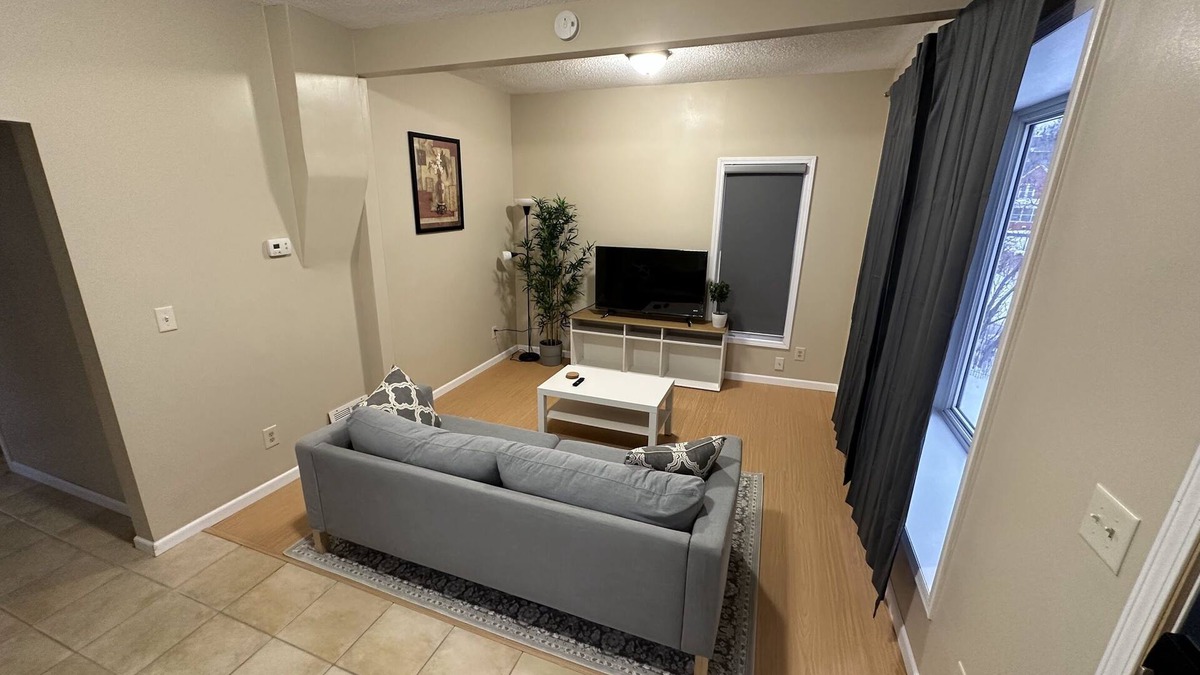 West Seventh House | Remodeled Private & Cozy Single-Family Home Located In St. Paul