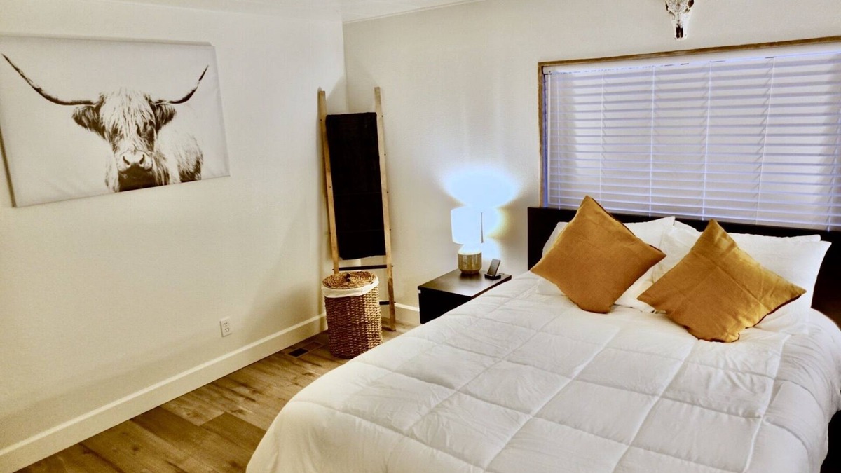 Holiday Shores House | Remodeled river home centrally located-10 min from laughlin 5 min from the water