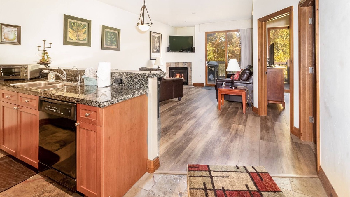 The Highlands Condo | Remodeled Two Level Condo. Fireplace. Free Shuttle