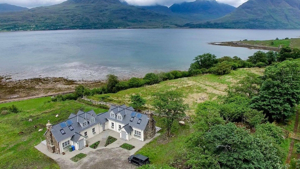 Strathcarron Cottage | Remote & awe-inspiring Iasgair Cottage. Pet friendly, wood burner, lochside.