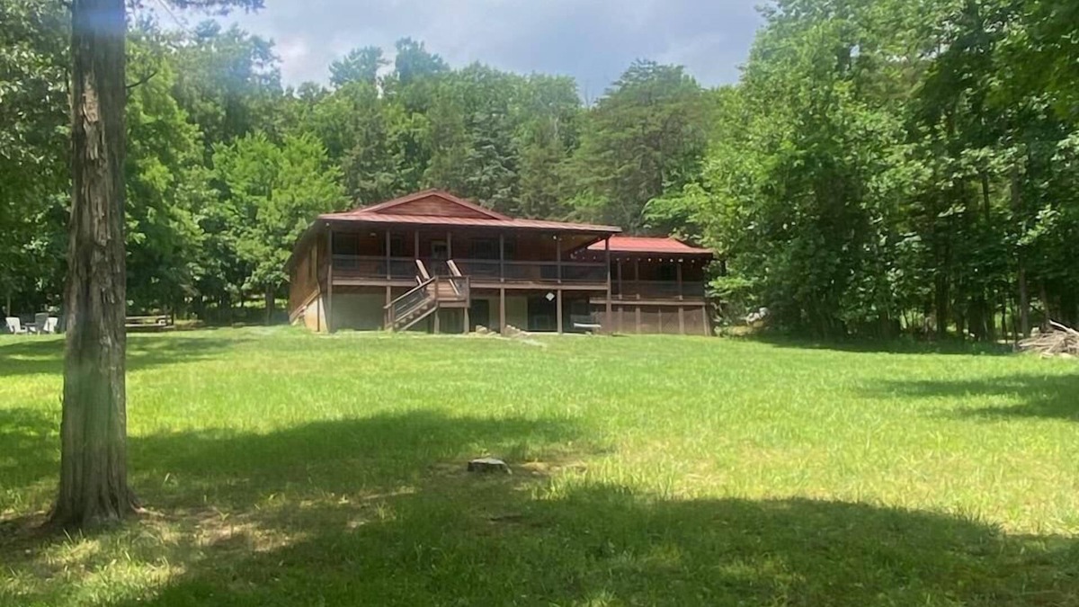 Bentonville Cabin | Remote Riverfront Cabin: Hot Tub * Fast Wi-Fi * Disc Golf * Pool Table * Games!