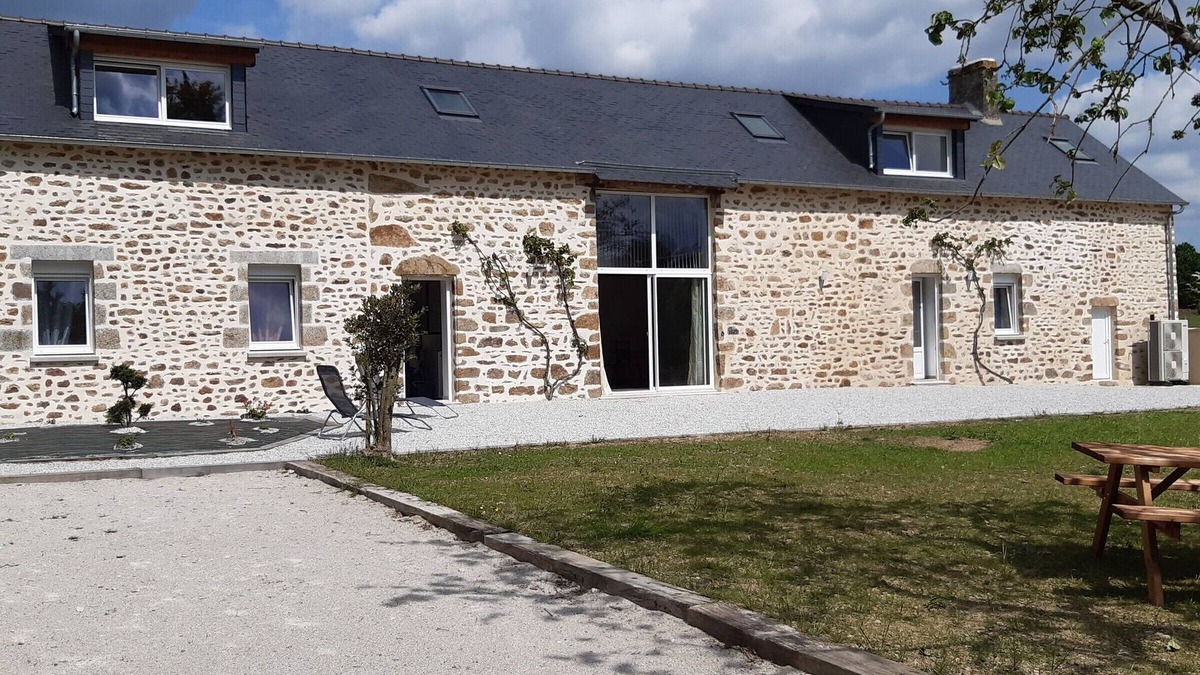 Saint-Leonard-des-Bois Cottage | Renovated Countryside Longère: 15 Guests, Gardens, Close to Outdoor Activities