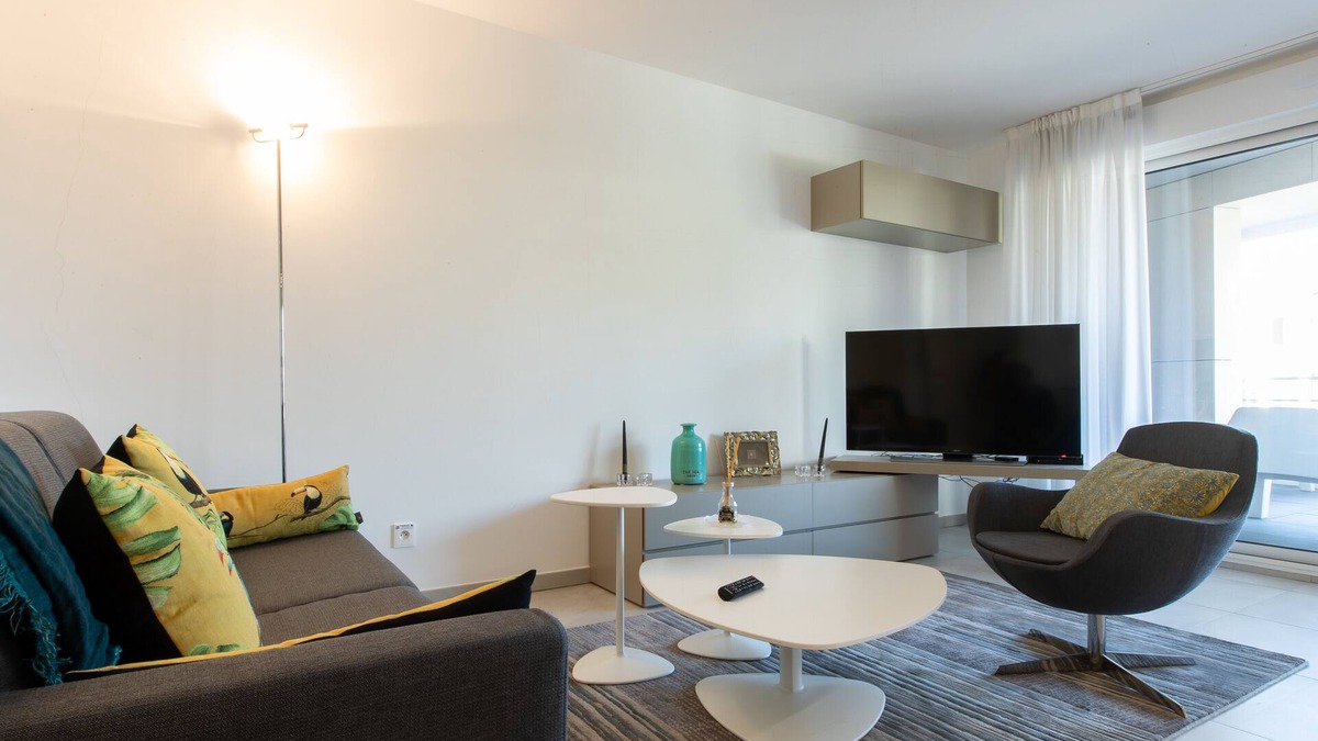 California - Pezou Apartment | Renovated 2-Br Apartment with Terrace and Pool