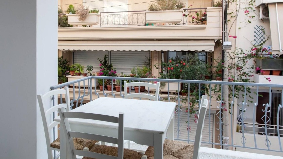 Neos Kosmos House | Renovated 2025 4 Bdr House Near Acropolis - New Beds Terrace Green Yard
